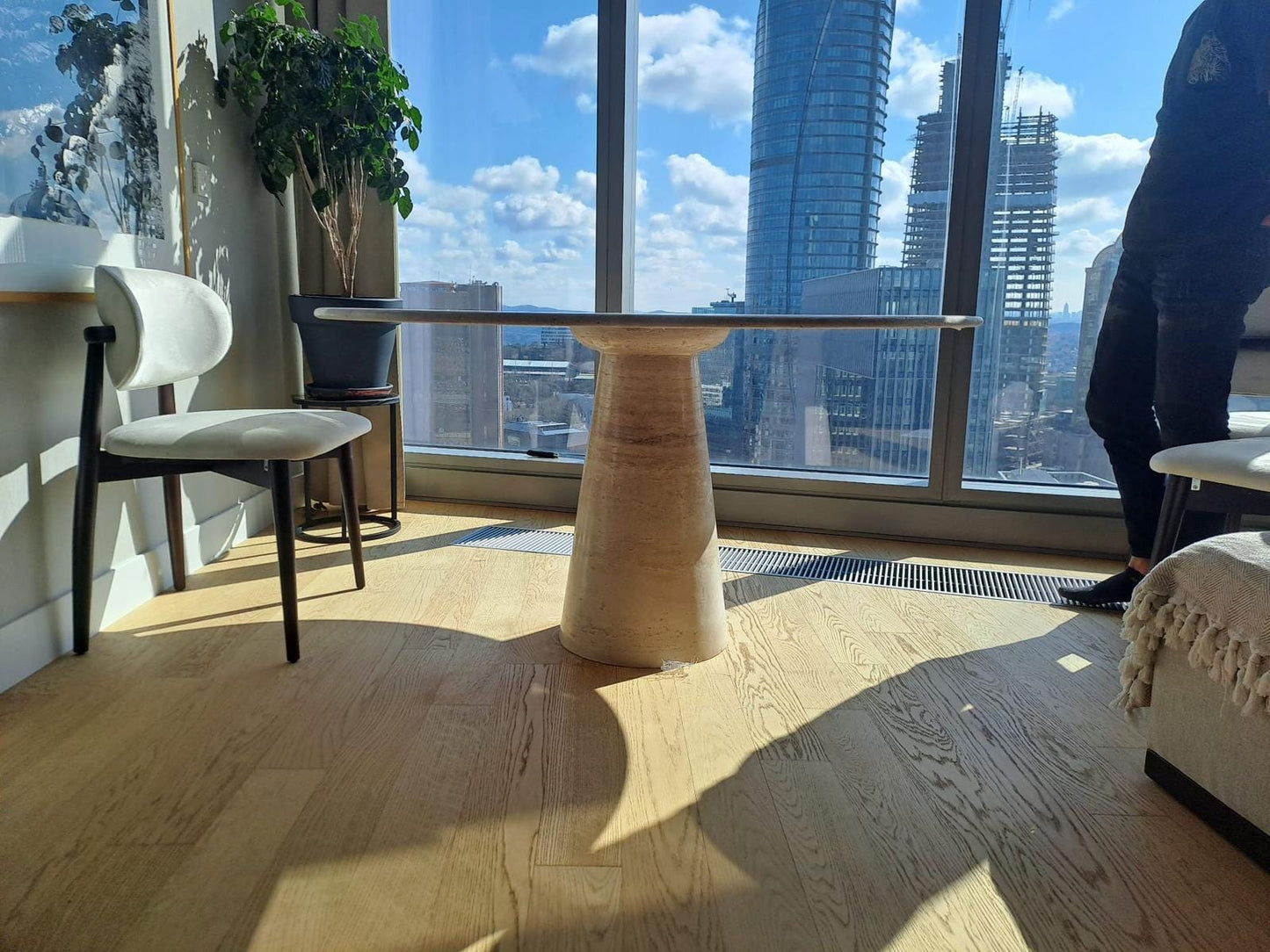 Round Travertine Dining Table – Natural Stone, Customizable